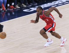 开云APP-快船队大胜火箭队，莱昂纳德砍下30+10