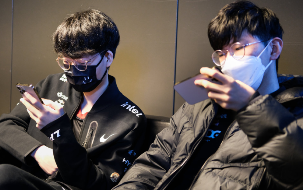 开云官方app入口-MAD翻盘DFM,369打出惊人五杀宿敌对决四强赛,点燃全场激情