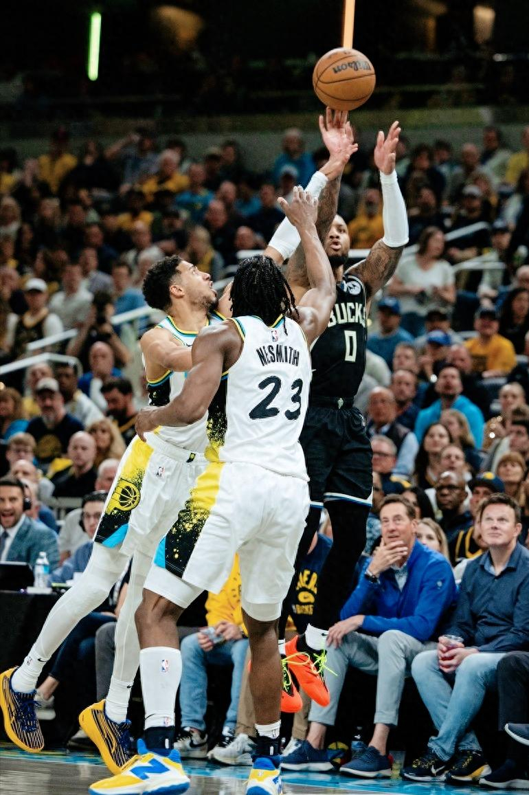 开云体育app-雄鹿队大胜掘金队，继续领跑东部