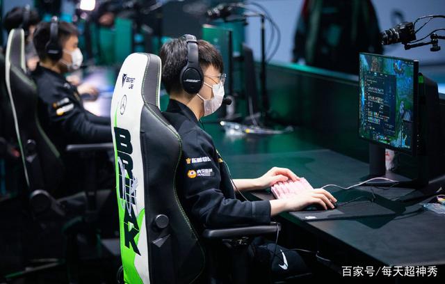 开云APP-包含GEN碾压RNG，ShowMaker打出惊人五杀宿命之战八强赛，让粉丝疯狂欢呼的词条