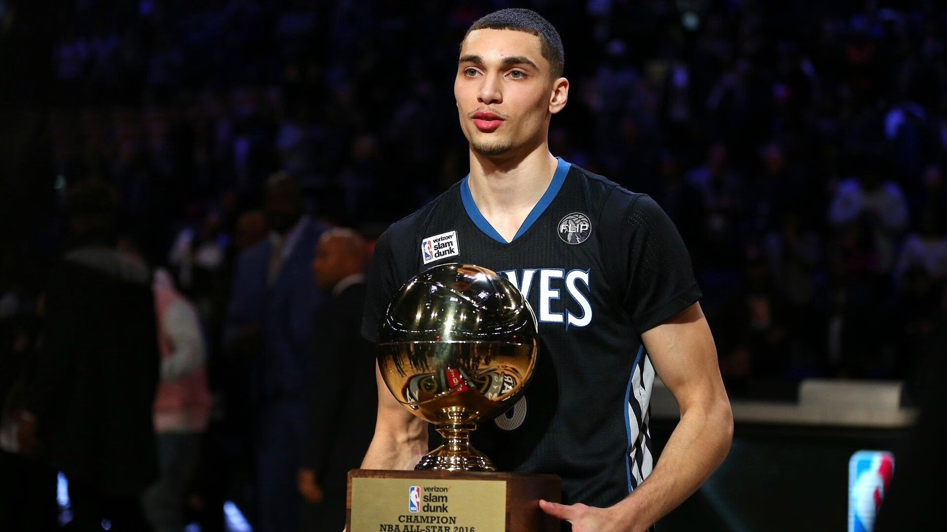 开云平台-当明尼苏达的狼啸响彻深圳湾,勒布朗·詹姆斯跨界关键先生定义篮球无疆界