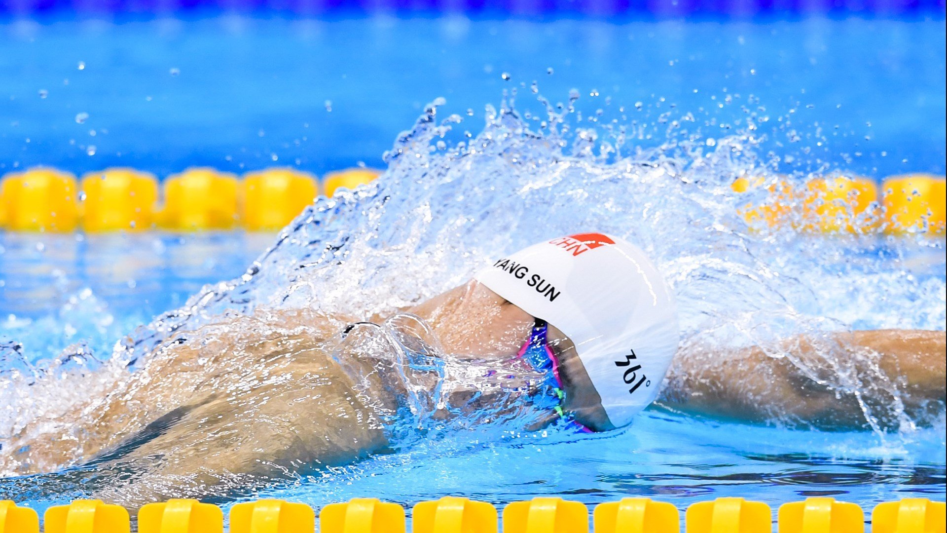 开云下载-科比与山东男篮的秘密友谊?米切尔在紫金之乡48分+血帽致敬传奇