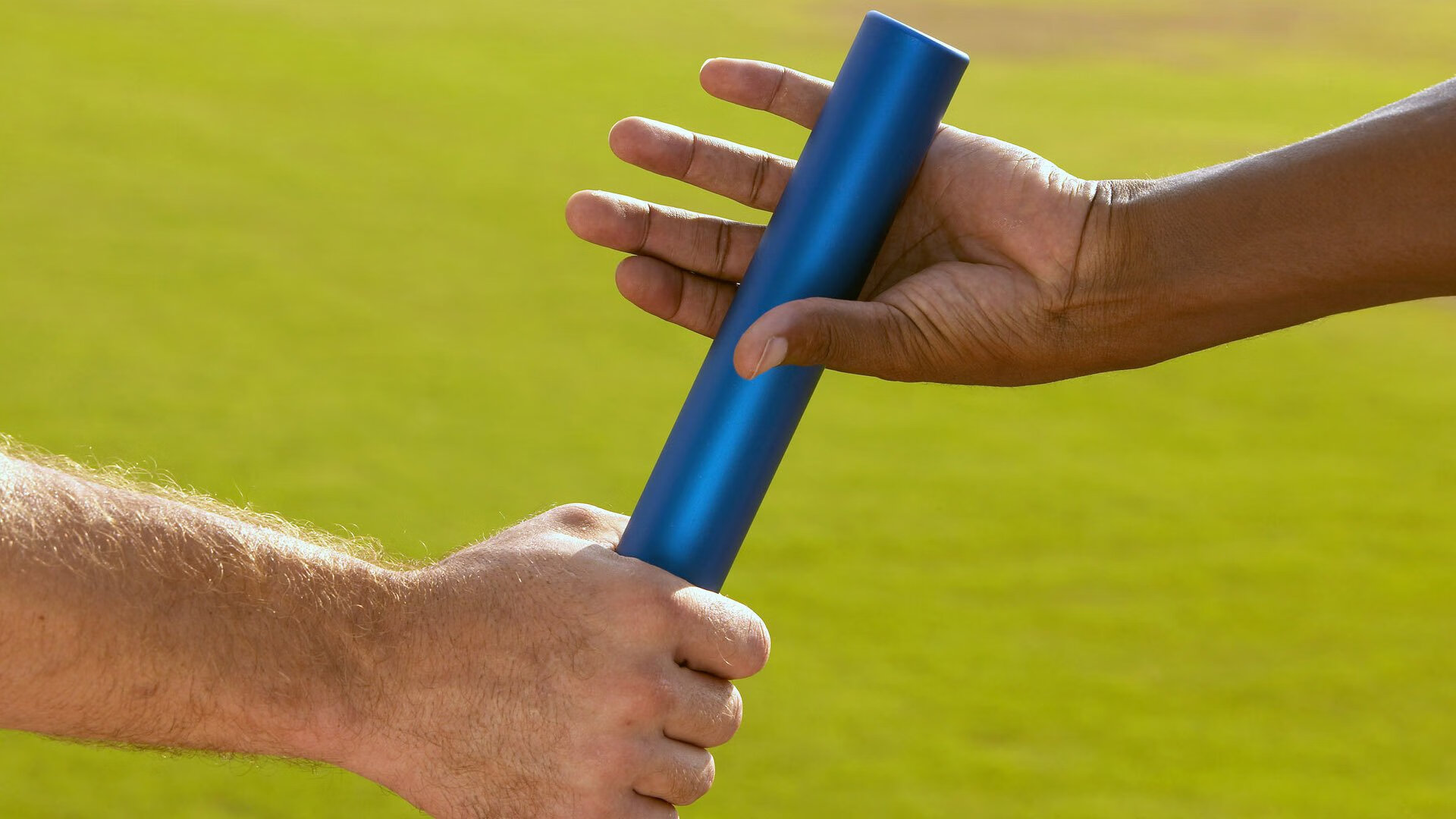 开云官方app入口-迈凯伦终结红牛王朝！塞恩斯惊世超车点燃全场，F1迎来新纪元